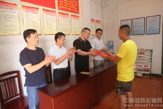 萍鄉(xiāng)長運開展向“見義勇為、舍己救人”好司機寧敏同志學(xué)習(xí)活動