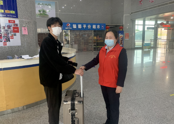 都市城際公交:站、車聯(lián)手尋失物 旅客領回樂開花