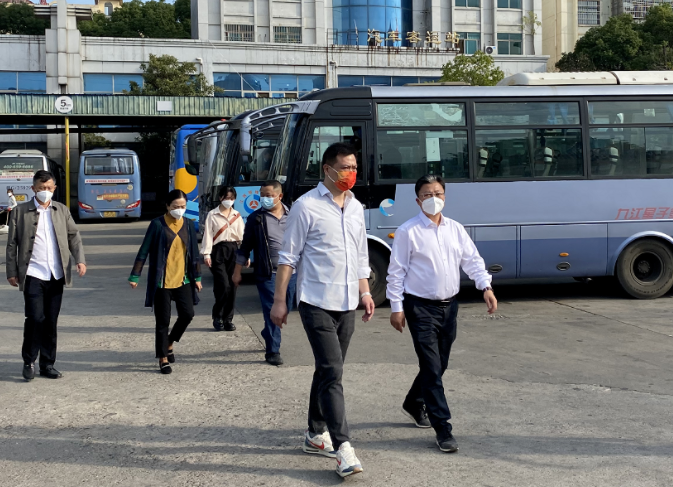 廬山管理局局長(zhǎng)、廬山市市長(zhǎng)王斌督導(dǎo)廬山市汽車(chē)站疫情防控工作