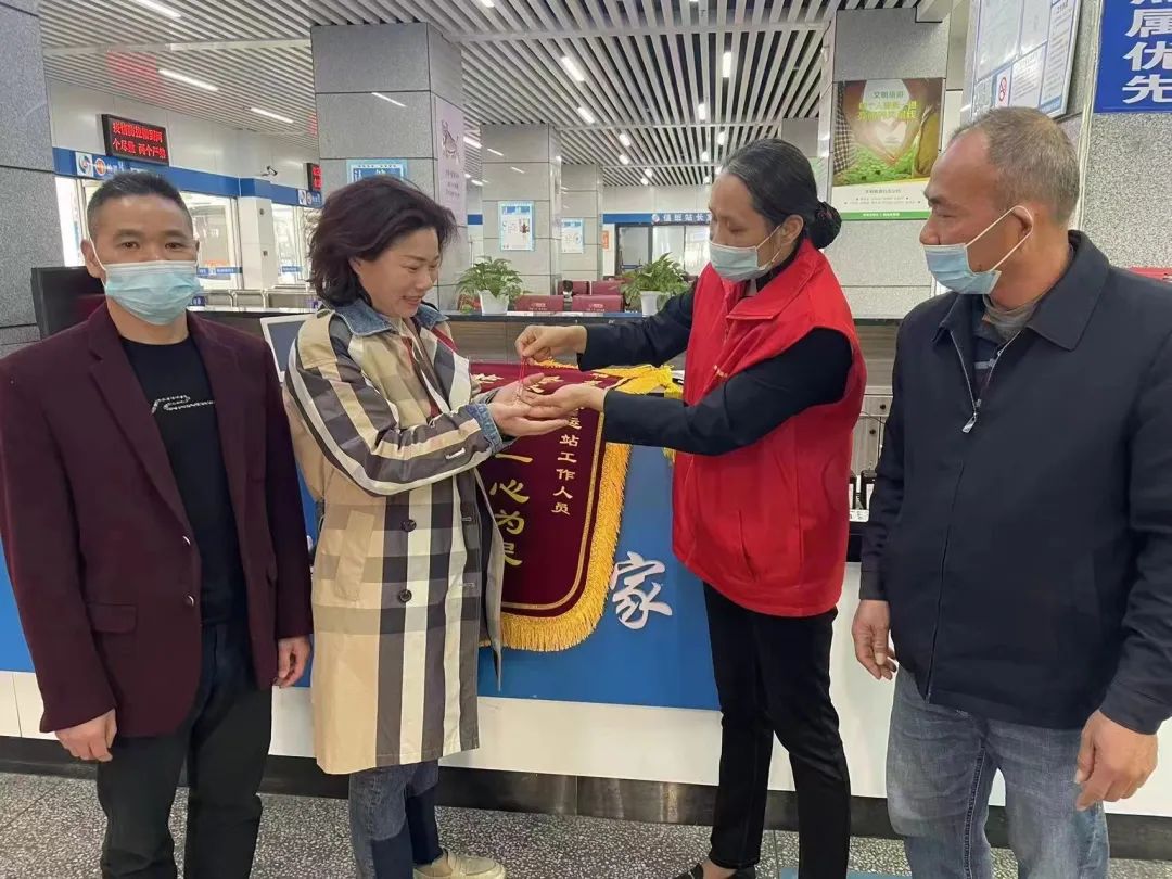 都市城際公交:誠實(shí)可信美名揚(yáng) 拾金不昧品德高