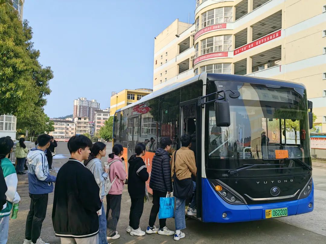 撫州長運(yùn):樂安分公司圓滿完成高三模擬考試包車業(yè)務(wù)