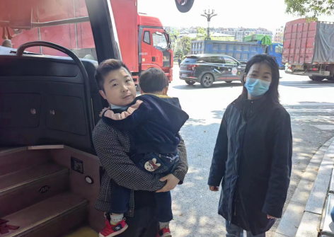 九江長運(yùn):人群中 幫3歲孩童找家長