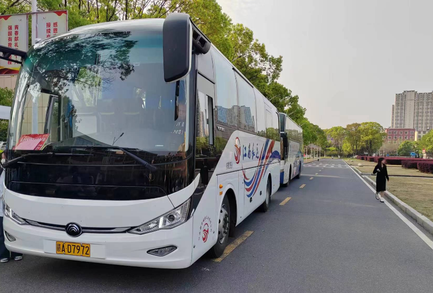 都市城際公交:暢行護(hù)航 客運(yùn)包車(chē)忙