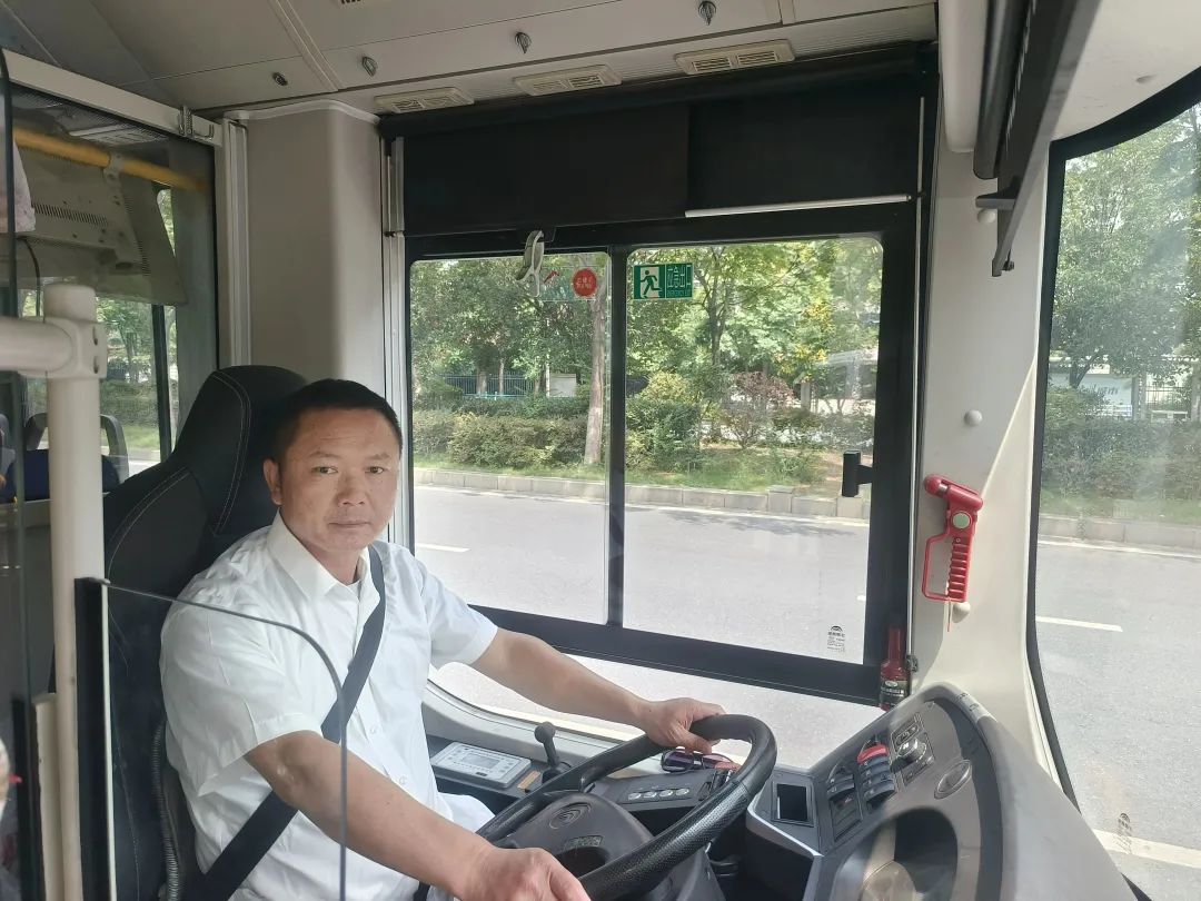新余公交：小學(xué)生乘車睡過站 暖心司機送回家