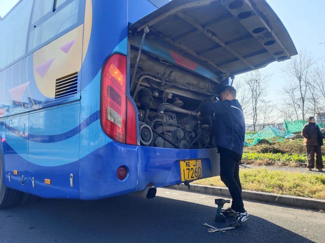 黃山長(zhǎng)運(yùn):開(kāi)展車(chē)輛突發(fā)機(jī)件故障應(yīng)急演練