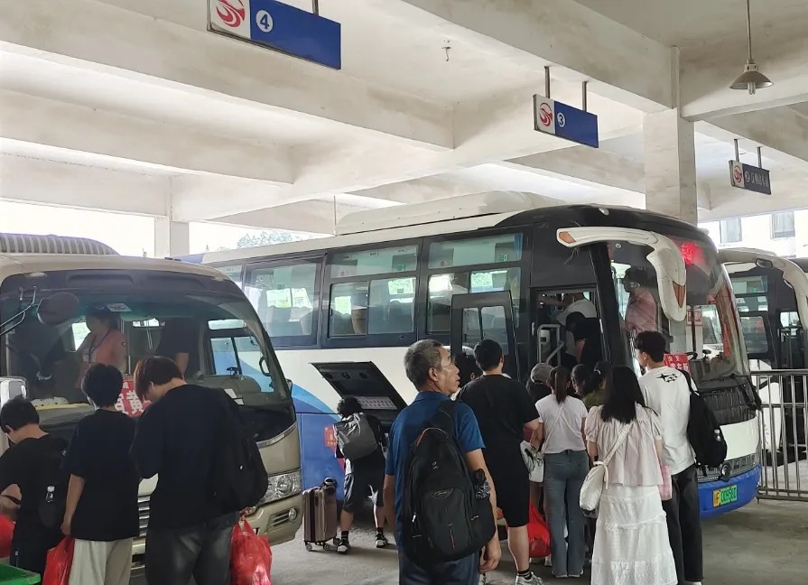 ??撫州長運:宜黃分公司積極應對節(jié)后返程客流高峰