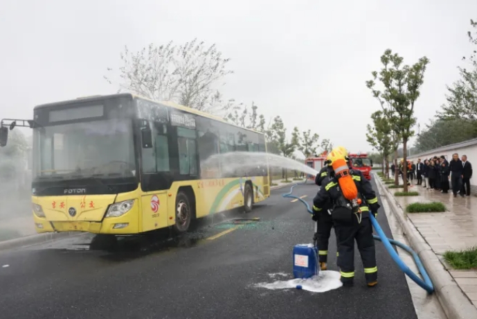 吉安公司:開(kāi)展公交車(chē)應(yīng)急逃生滅火救援實(shí)戰(zhàn)演練活動(dòng)