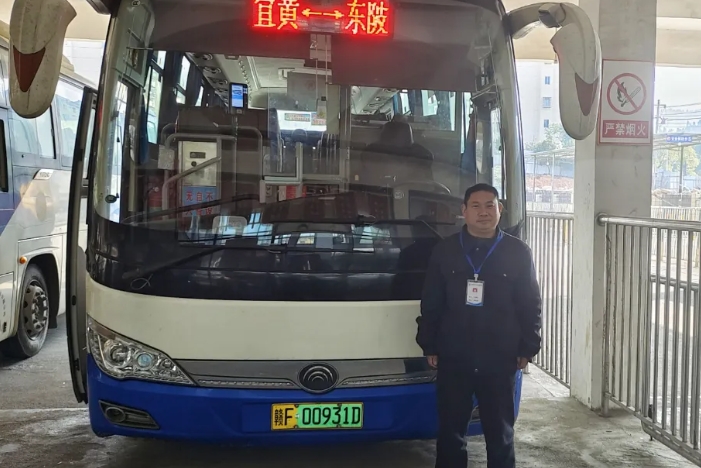 撫州長運(yùn):路遇大貨車側(cè)翻 公交司機(jī)快速下車救助