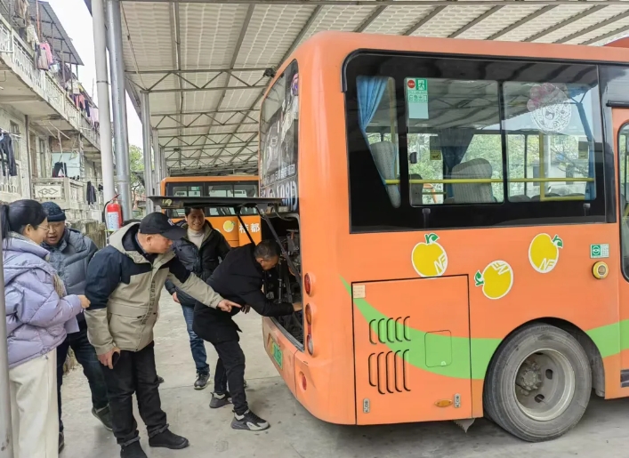 撫州長(zhǎng)運(yùn):南豐分公司開(kāi)展“愛(ài)車?yán)!苯涣骰顒?dòng)