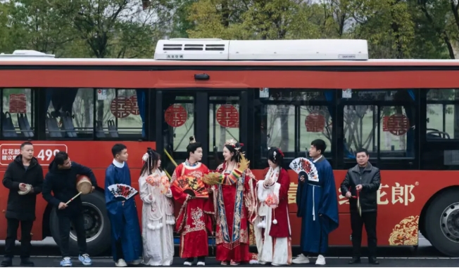 新余公交：公交車變身婚車 開往“下一站幸?！? onmousewheel=